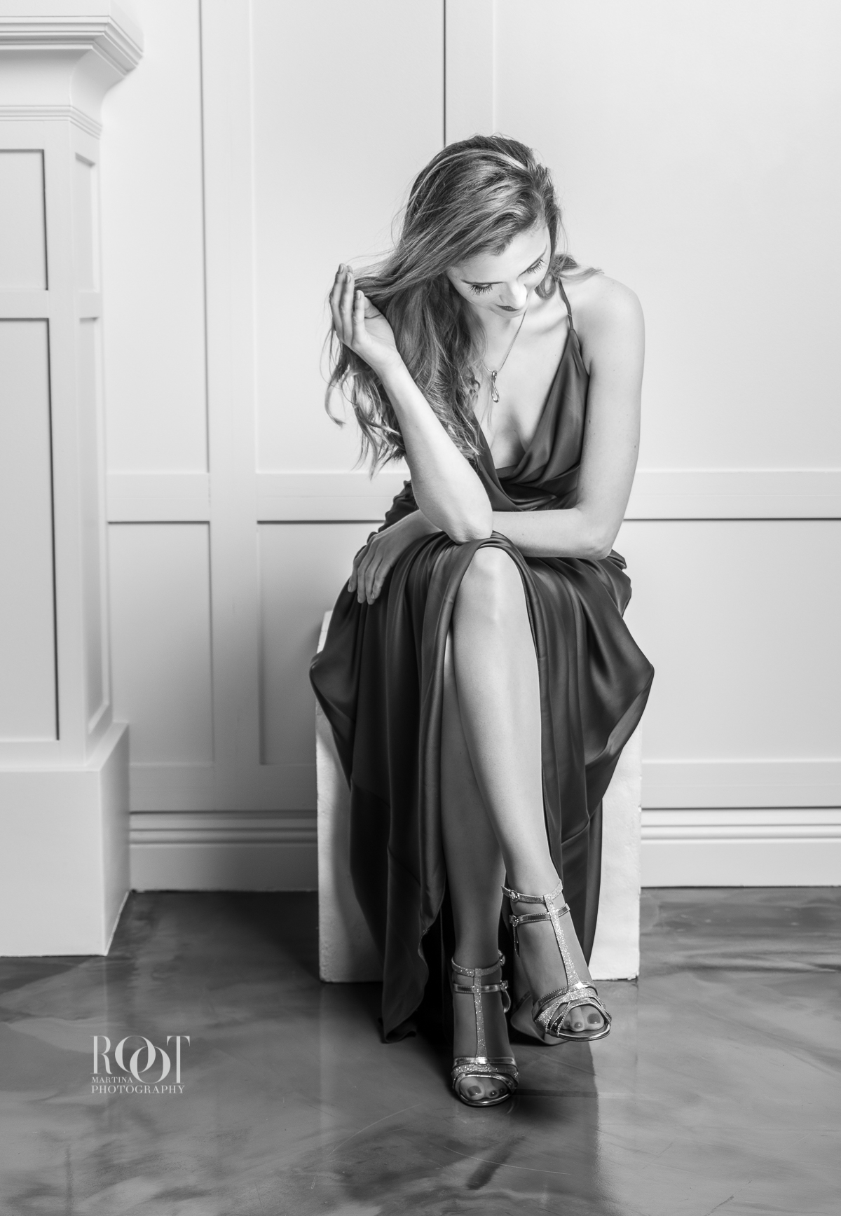 Přirozená fotografie ženy v glamour studiu 