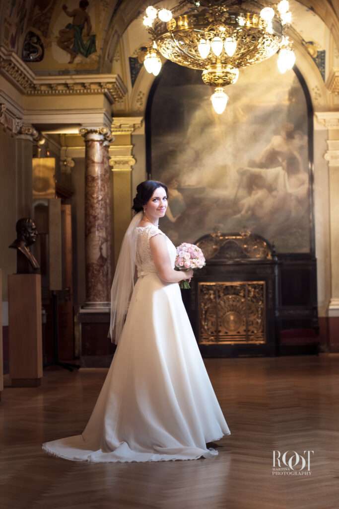 Svatební fotografie v divadelním prostředí